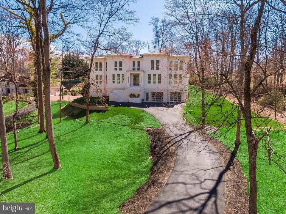 8757 Brook Rd in McLean, VA - Building Photo