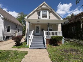 306 W John St in Champaign, IL - Building Photo
