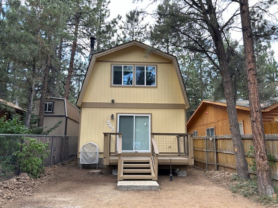 242 Cedar Ln in Sugarloaf, CA - Building Photo