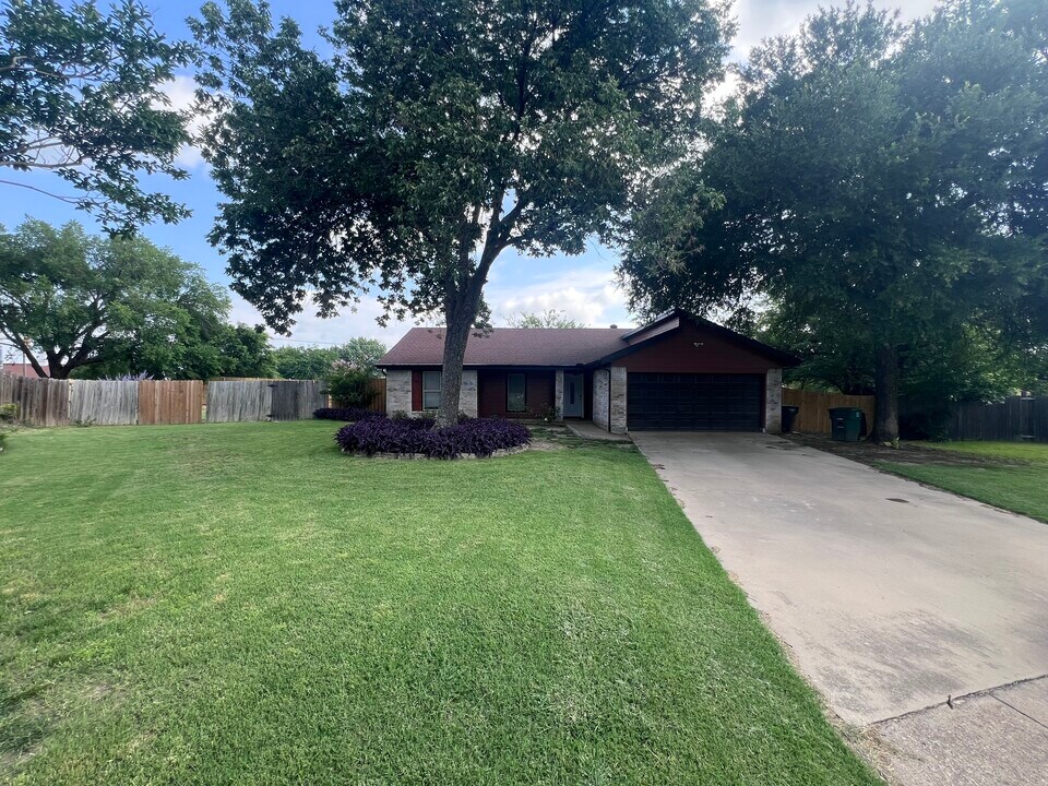 100 Bugle Ct in Fort Worth, TX - Building Photo
