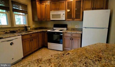 3152 Covewood Ct-Unit -B in Falls Church, VA - Foto de edificio - Building Photo