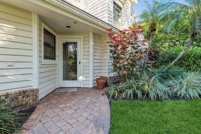 6652 Trident Way in Naples, FL - Foto de edificio - Building Photo