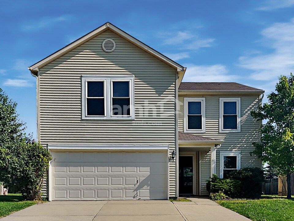 14499 Angel Berry Cir in Fishers, IN - Foto de edificio