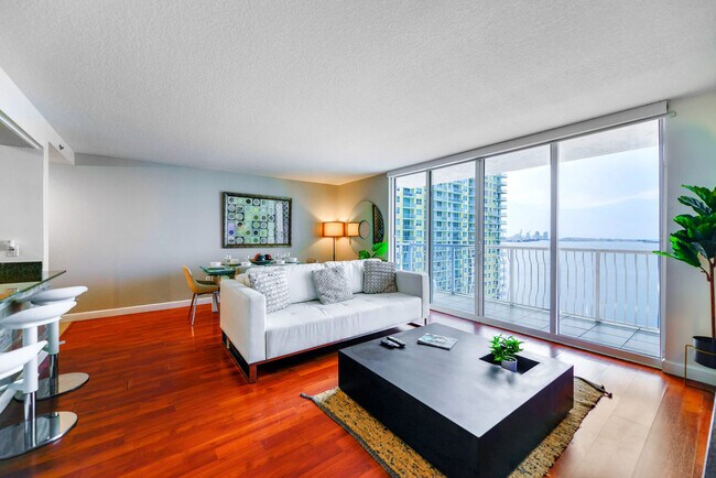 1200 Brickell Bay Dr in Miami, FL - Building Photo - Building Photo