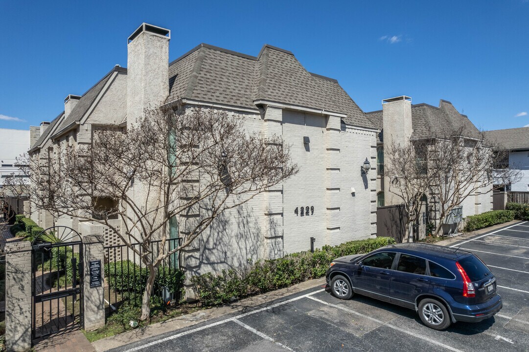 Sycamore Condos in Dallas, TX - Building Photo