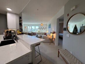 243 Riverdale Ct, Unit 425 in Camarillo, CA - Building Photo - Building Photo