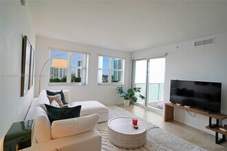 20000 E Country Club Dr in Aventura, FL - Building Photo - Building Photo