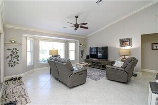 333 Wentworth Ct in Naples, FL - Building Photo