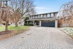 2250 Kenbarb Rd in Mississauga, ON - Building Photo