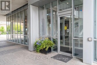 9471 Yonge St in Richmond Hill, ON - Building Photo - Building Photo