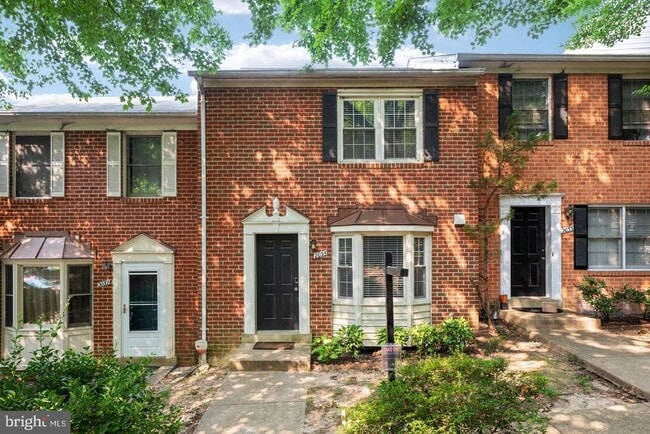 property at 2035 S Glebe Rd