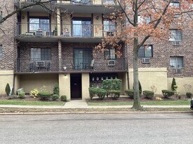 10 Donna Ct, Unit 2 in Staten Island, NY - Building Photo