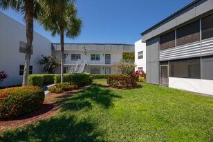 394 Normandy Ln in Delray Beach, FL - Building Photo