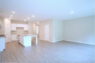 6148 Lanier Harbor Lndg in Buford, GA - Building Photo - Building Photo