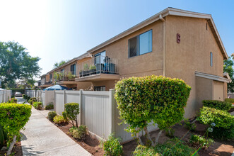 Vista Grande West  Apartments in Riverside, CA - Building Photo - Building Photo