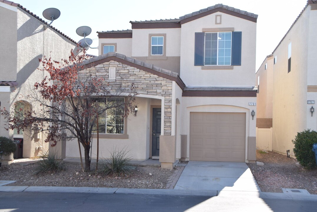 7701 Crystal Village Ln in Las Vegas, NV - Building Photo