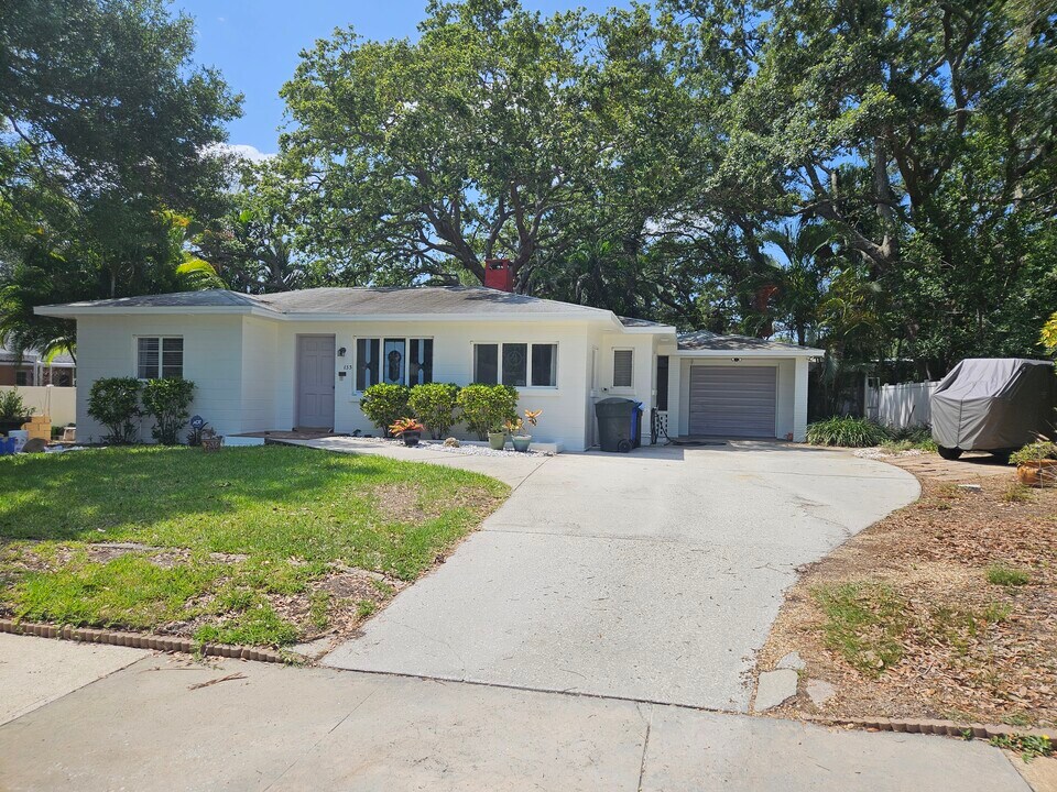 153 Valencia Dr, Unit B in Dunedin, FL - Building Photo