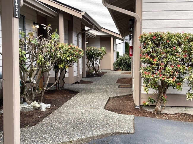 10145 NE 137th Pl in Kirkland, WA - Building Photo - Building Photo