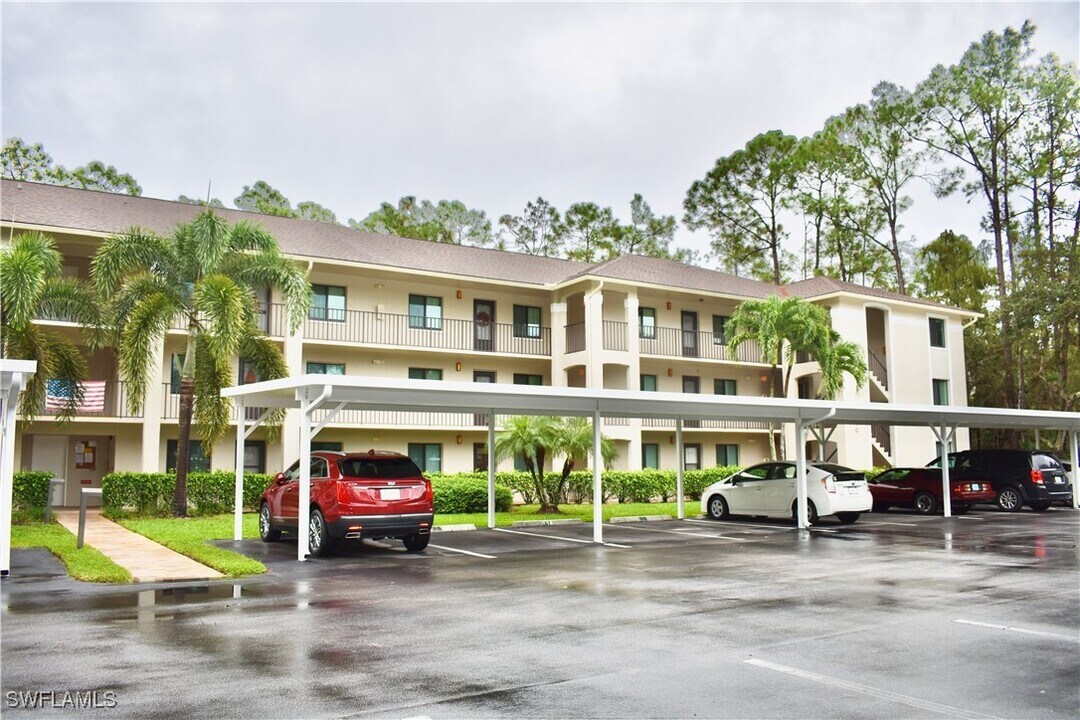 5767 Deauville Cir in Naples, FL - Foto de edificio
