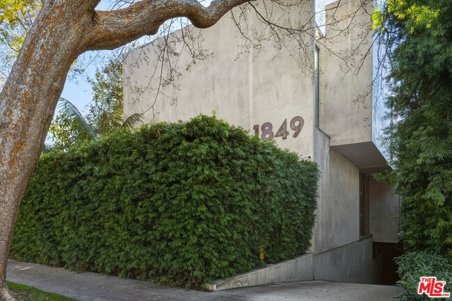 1849 Fox Hills Dr in Los Angeles, CA - Foto de edificio - Building Photo