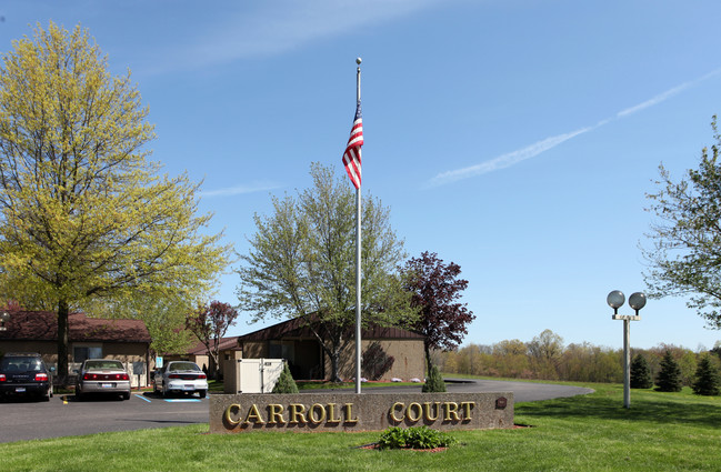 Carroll Court in Carrollton, OH - Foto de edificio - Building Photo