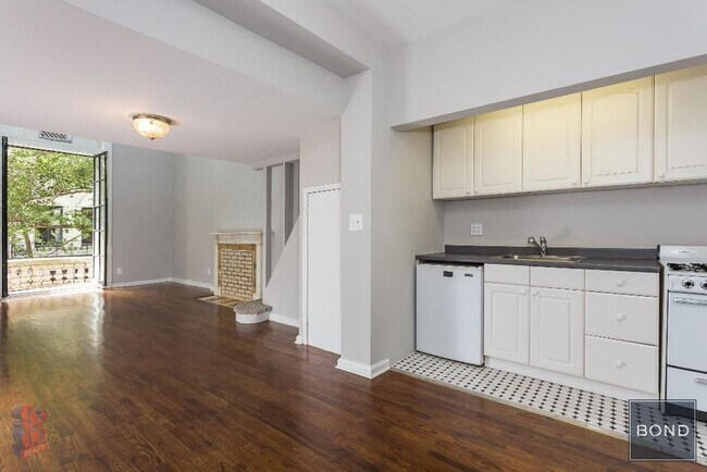 7 E 75th St in New York, NY - Building Photo - Building Photo