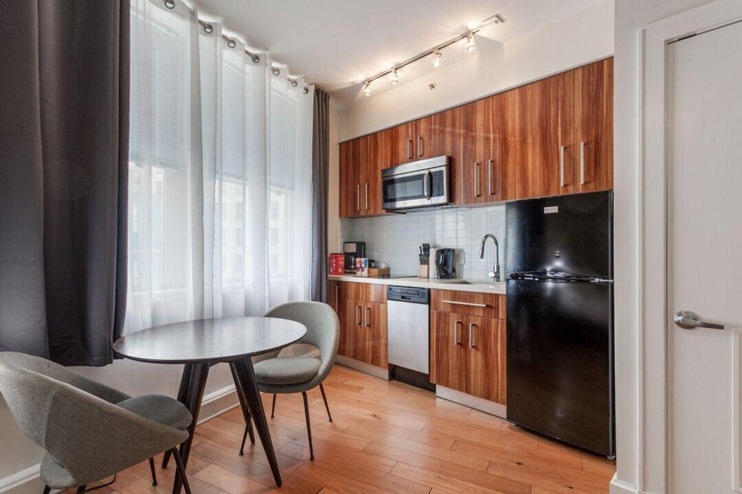 925 Common St in New Orleans, LA - Foto de edificio