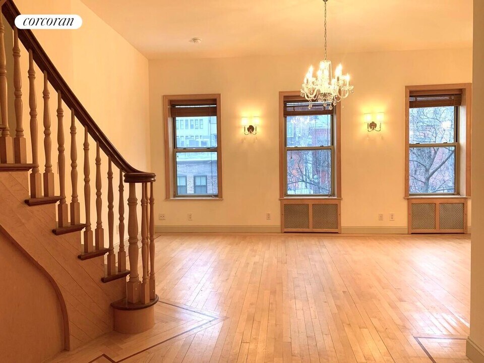 25 W 70th St in New York, NY - Building Photo