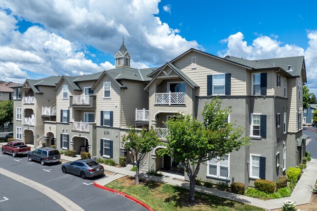 Saratoga Downs at Sheveland Ranch in Napa, CA - Foto de edificio - Building Photo