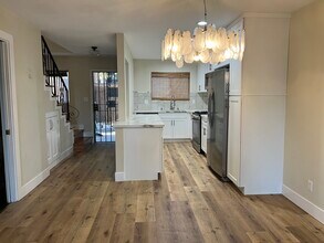 1890 S Cochran Ave, Unit Apt 13 in Los Angeles, CA - Building Photo - Building Photo