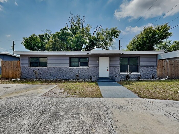 8403 Libby Ln in Tampa, FL - Building Photo