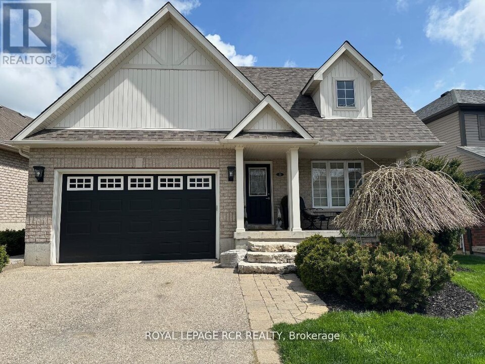 35 Sandringham Cir in Orangeville, ON - Building Photo