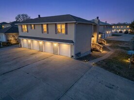 10008 NW Player Dr in Parkville, MO - Building Photo