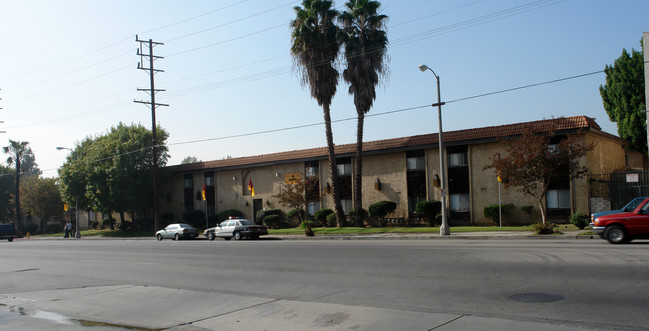 Villa Van Nuys Apartments in Panorama City, CA - Foto de edificio - Building Photo