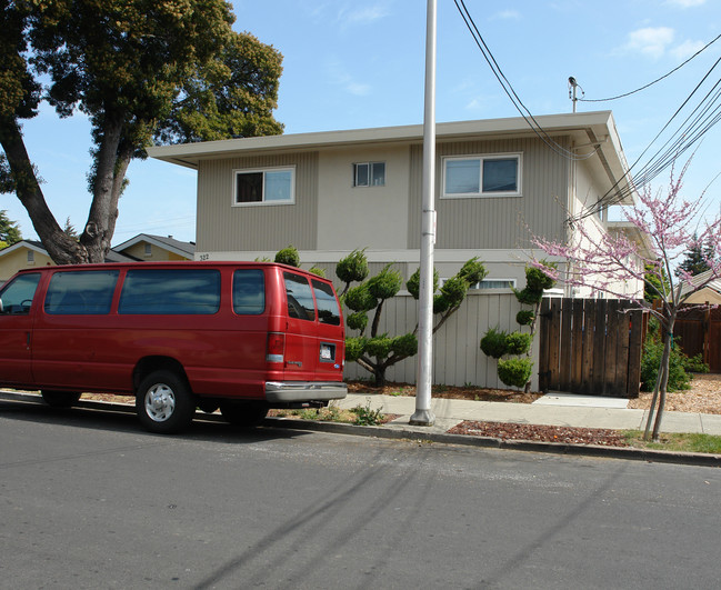 322 N Claremont St in San Mateo, CA - Foto de edificio - Building Photo