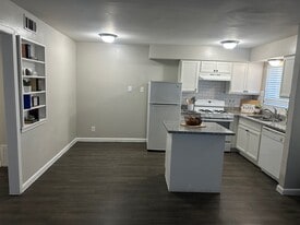 Mariner Under The Oaks in League City, TX - Building Photo