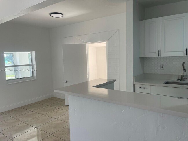 2329 NE 173rd St in North Miami Beach, FL - Building Photo - Building Photo