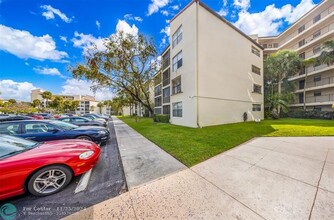 2312 S Cypress Bend Dr in Pompano Beach, FL - Foto de edificio - Building Photo