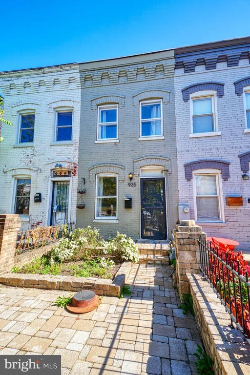 property at 935 8th St NE
