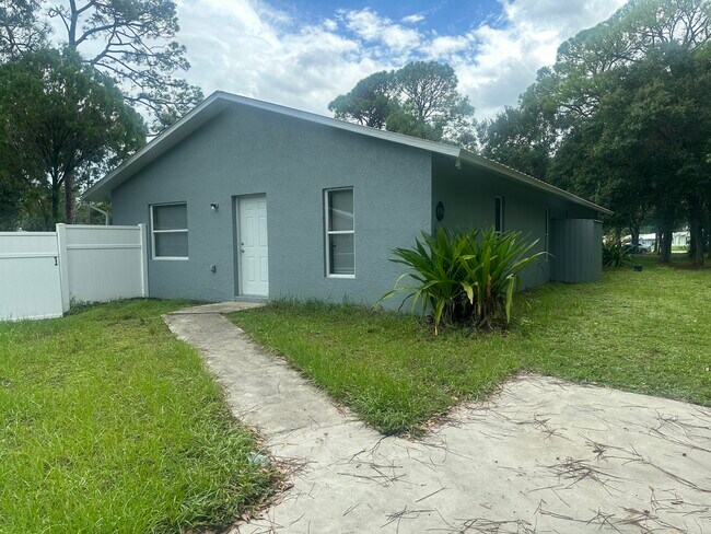 5106 Sanibel Ave in Fort Pierce, FL - Building Photo - Building Photo