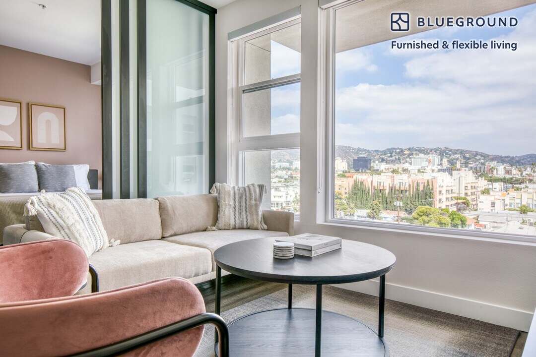 6677 Santa Monica Blvd in Los Angeles, CA - Building Photo