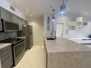 2031 Renaissance Blvd in Miramar, FL - Foto de edificio - Building Photo