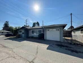 833 W Walnut Ave, Unit frnt in Monrovia, CA - Building Photo - Building Photo