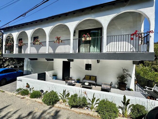 1923 Sunset Plaza Dr in Los Angeles, CA - Building Photo - Building Photo