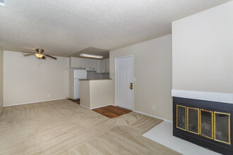 Oak Ridge Apartments in Sacramento, CA - Building Photo - Interior Photo