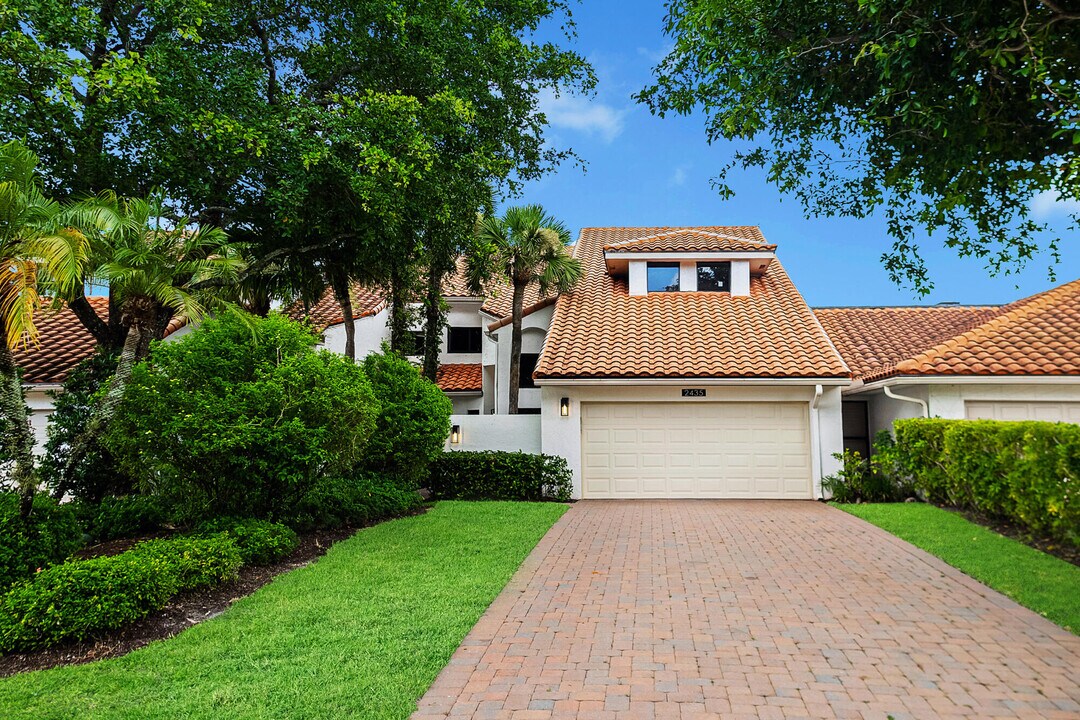 2435 Windsor Way Ct in Wellington, FL - Building Photo