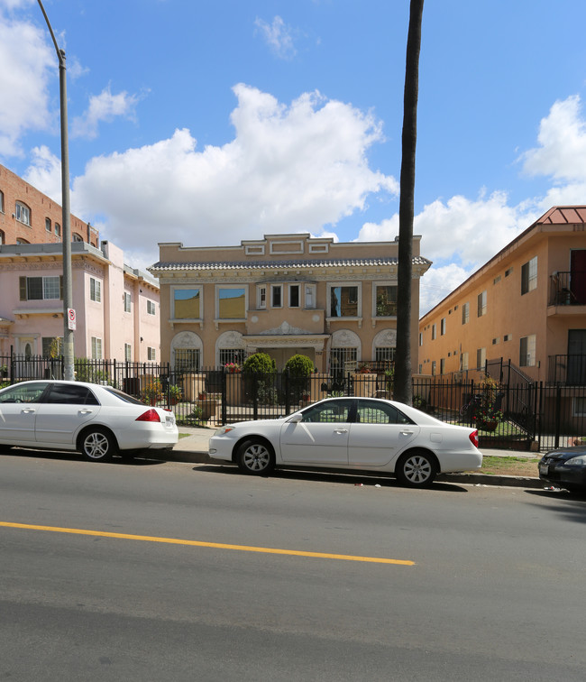 750 S New Hampshire Ave in Los Angeles, CA - Foto de edificio - Building Photo