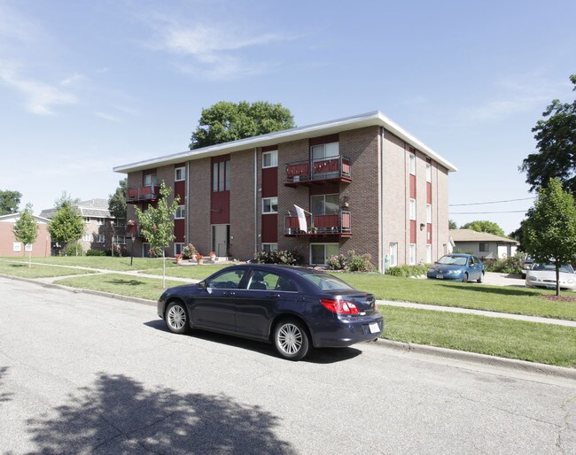 5300 Cleveland Ave in Lincoln, NE - Foto de edificio - Building Photo