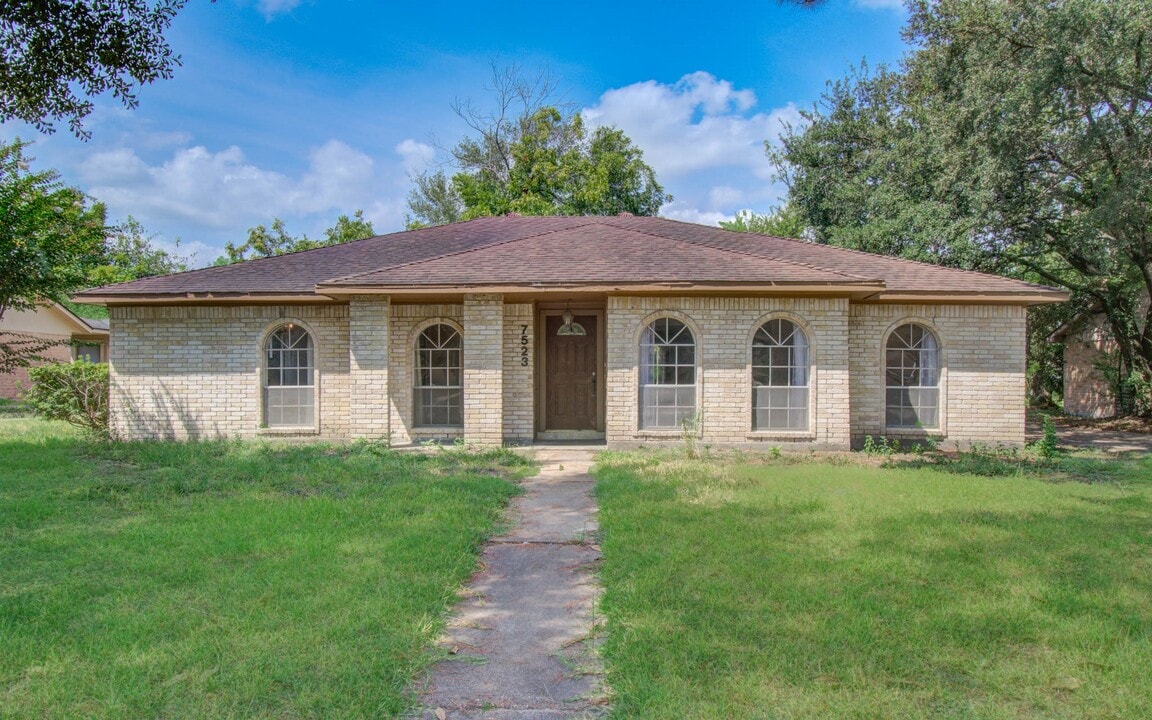 7523 Antoine Dr in Houston, TX - Building Photo