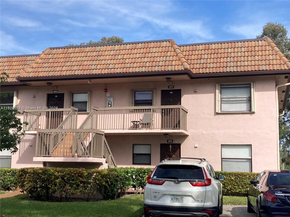 10605 NW 11th St in Pembroke Pines, FL - Building Photo